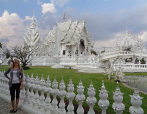 Jacqui posiert vor dem weißen Tempel in Thailand 2015.