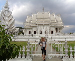 Jacqui posiert auf der anderen Seite des weißen Tempel in Thailand 2015.