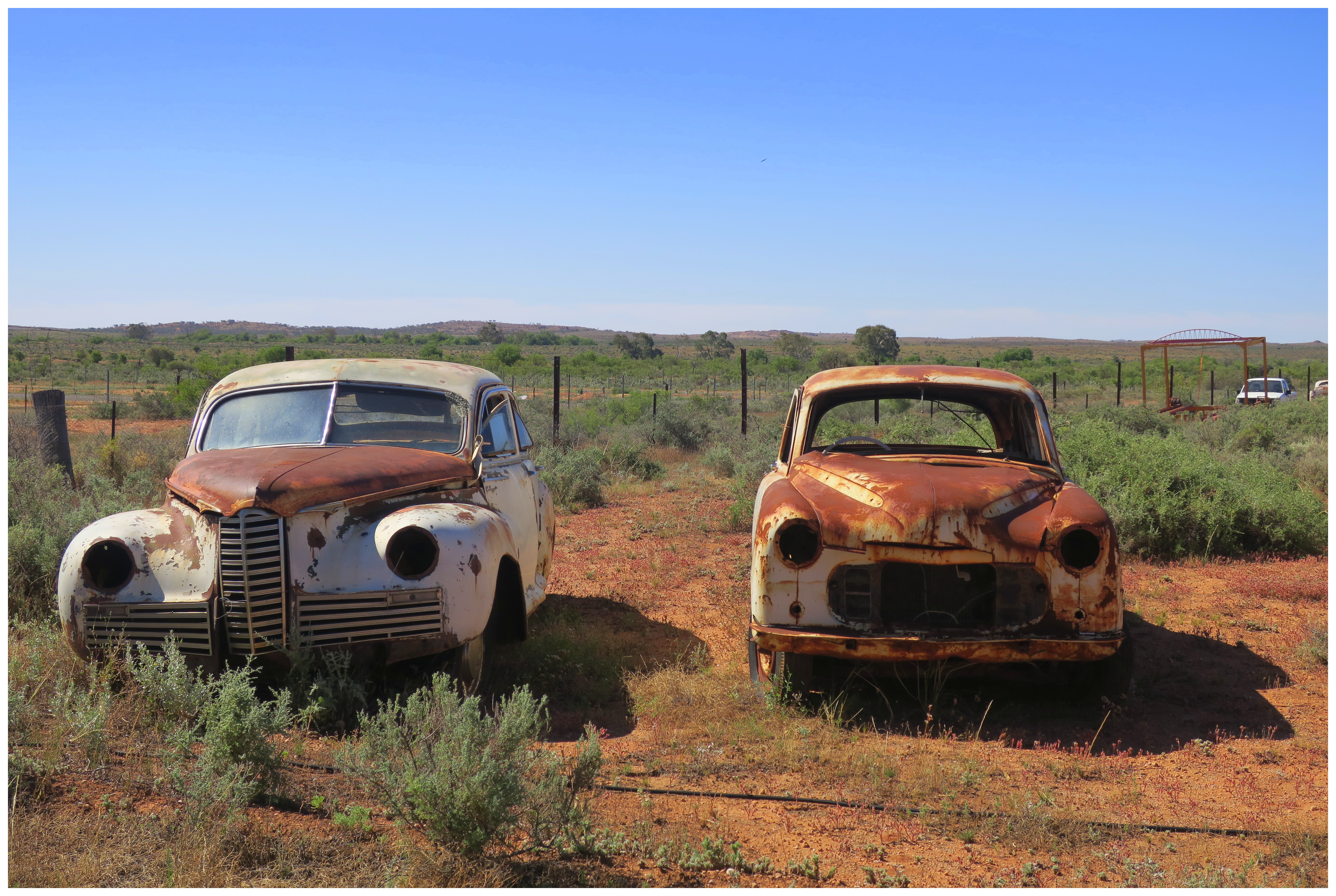 Zwei verrostete Autowracks im Outback von New South Wales, Australien, 2016.