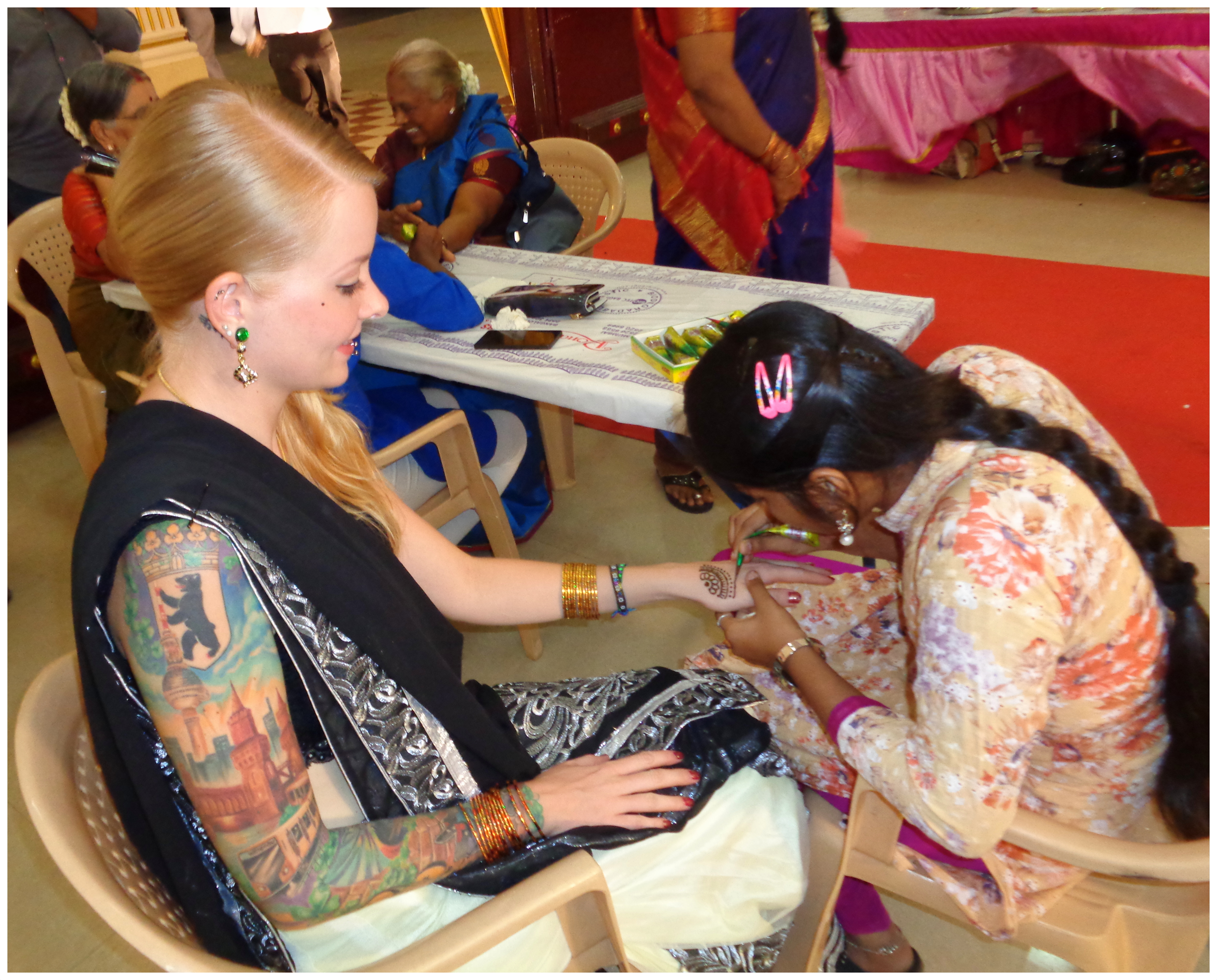 Jacqui bekommt ein Henna-Tattoo auf der indischen Hochzeit in Chennai, 2016.