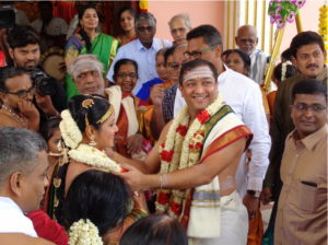 Das Brautpaar bei der Hochzeitszeremonie in Chennai, 2016.