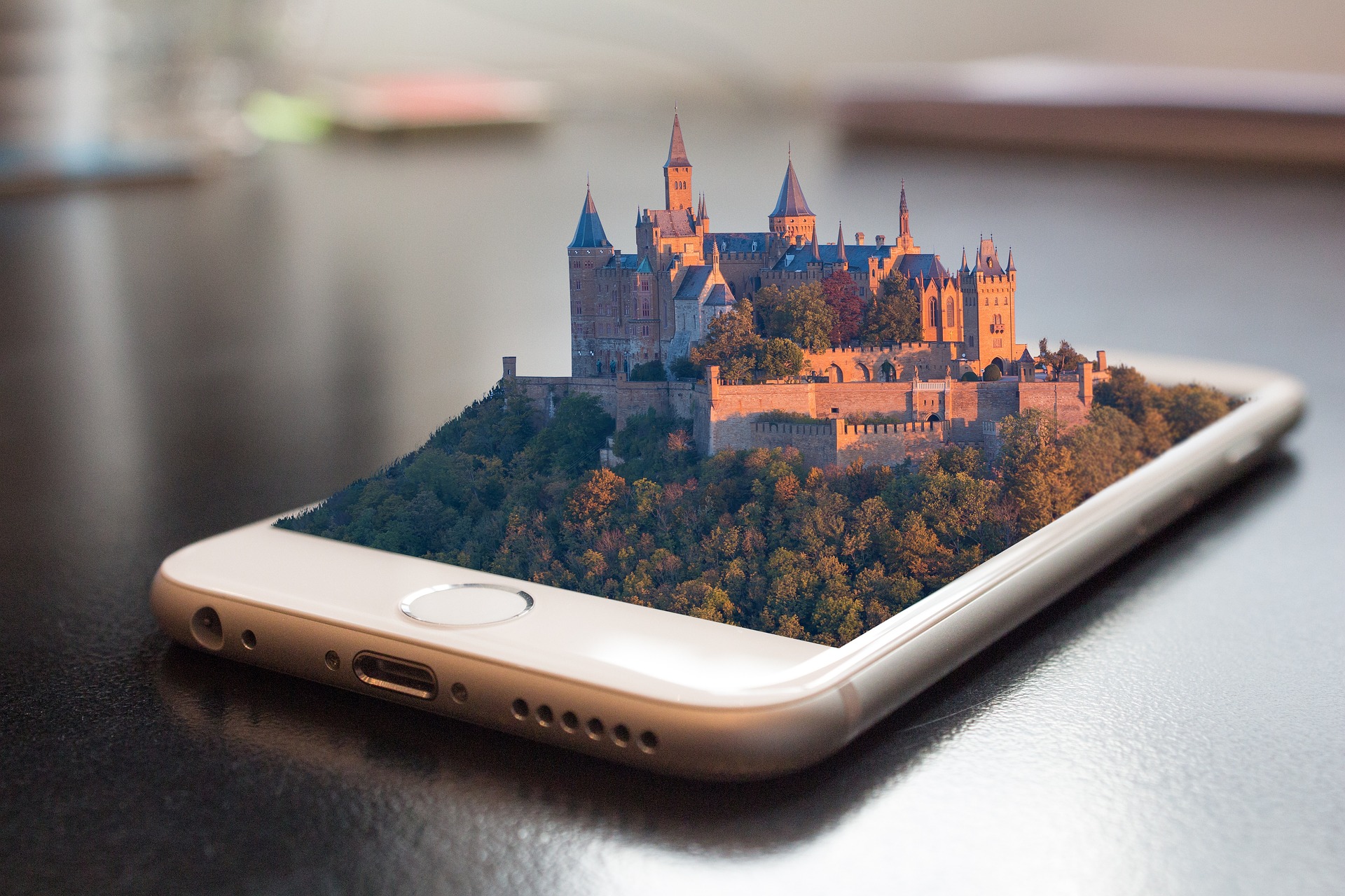 Ein Schloss kommt aus dem Handy-Bildschirm.