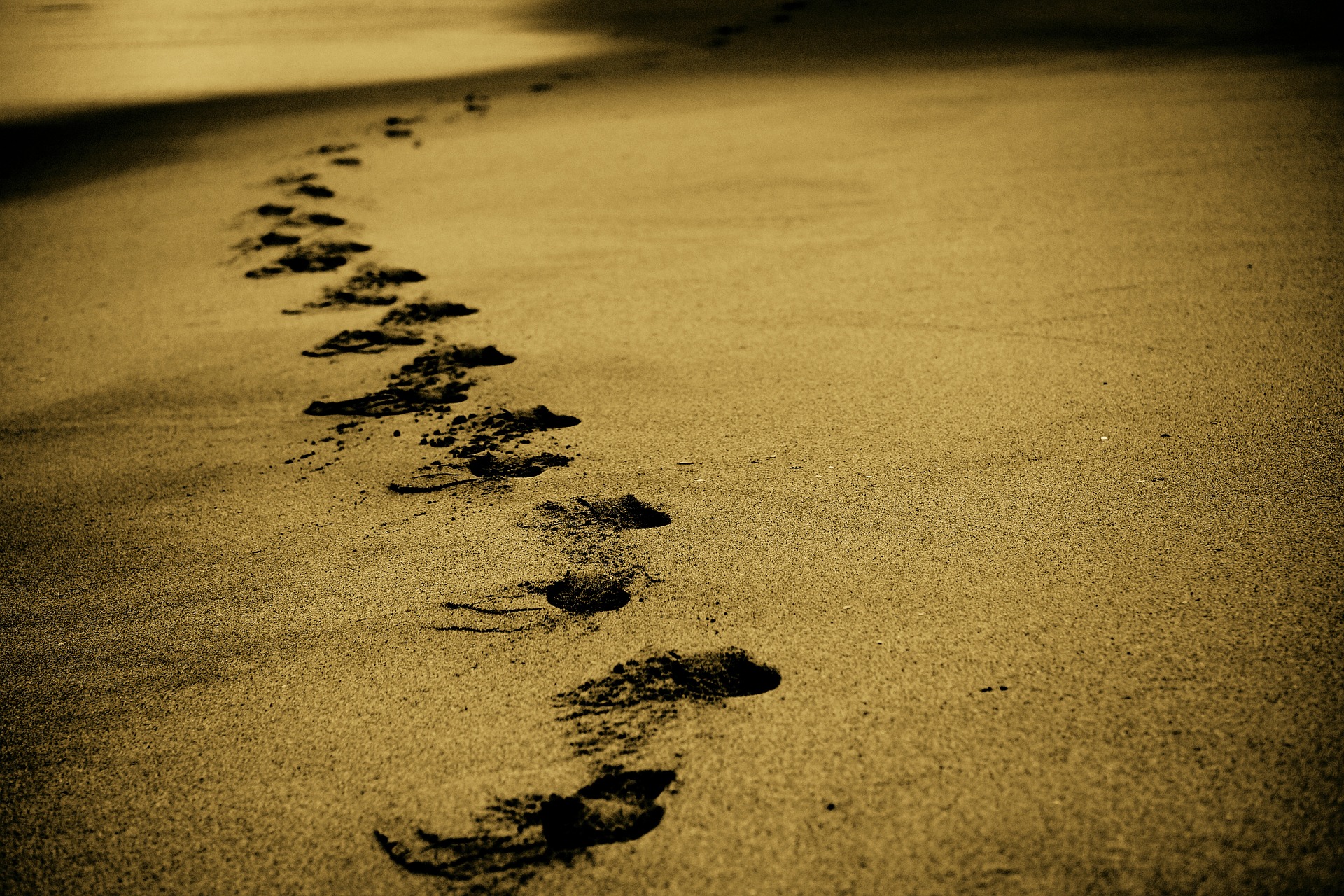Fußspuren im Sand.