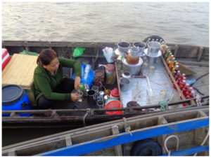 Schwimmender Kaffeestand im Mekong-Delta in Vietnamm 2016.