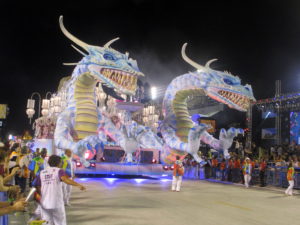 Der erste Karnevalswagen fährt 2013 ins Sambodromo in Rio de Janeiro ein.