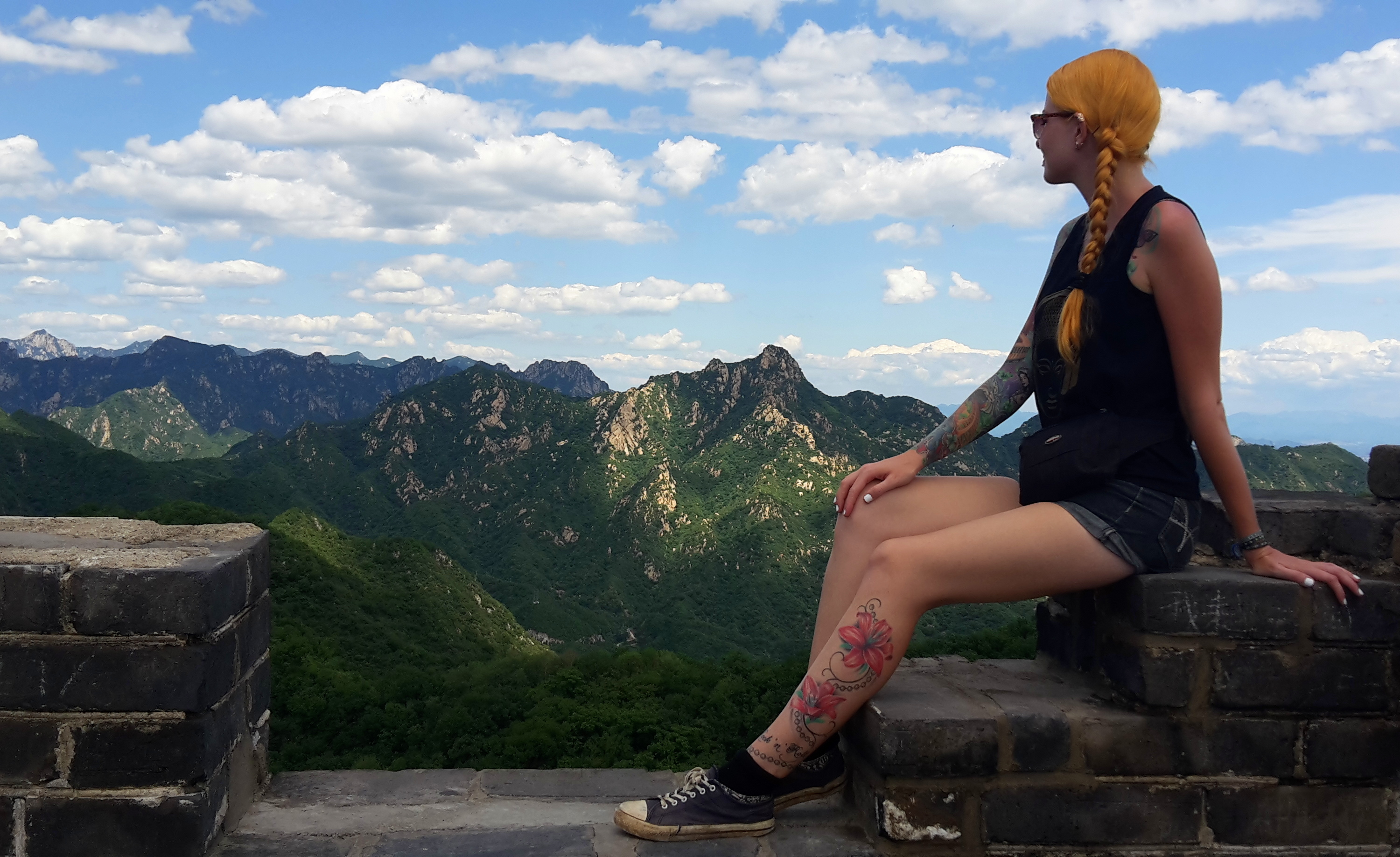 Jacqui sitzt auf der chinesischen Mauer in Mutiyanu 2016.