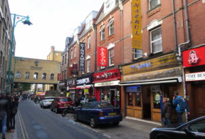 Die Brick Lane mit ihren zahlreichen asiatischen Restaurants in London 2017.