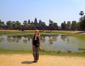 Jacqui steht vor den Angkor Wat Ruinen 2016 in Kambodscha.