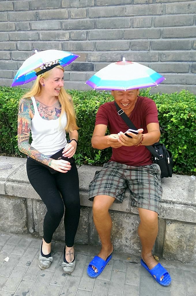 In Peking traf ich 2016 diesen herzlichen Regenhutverkäufer.