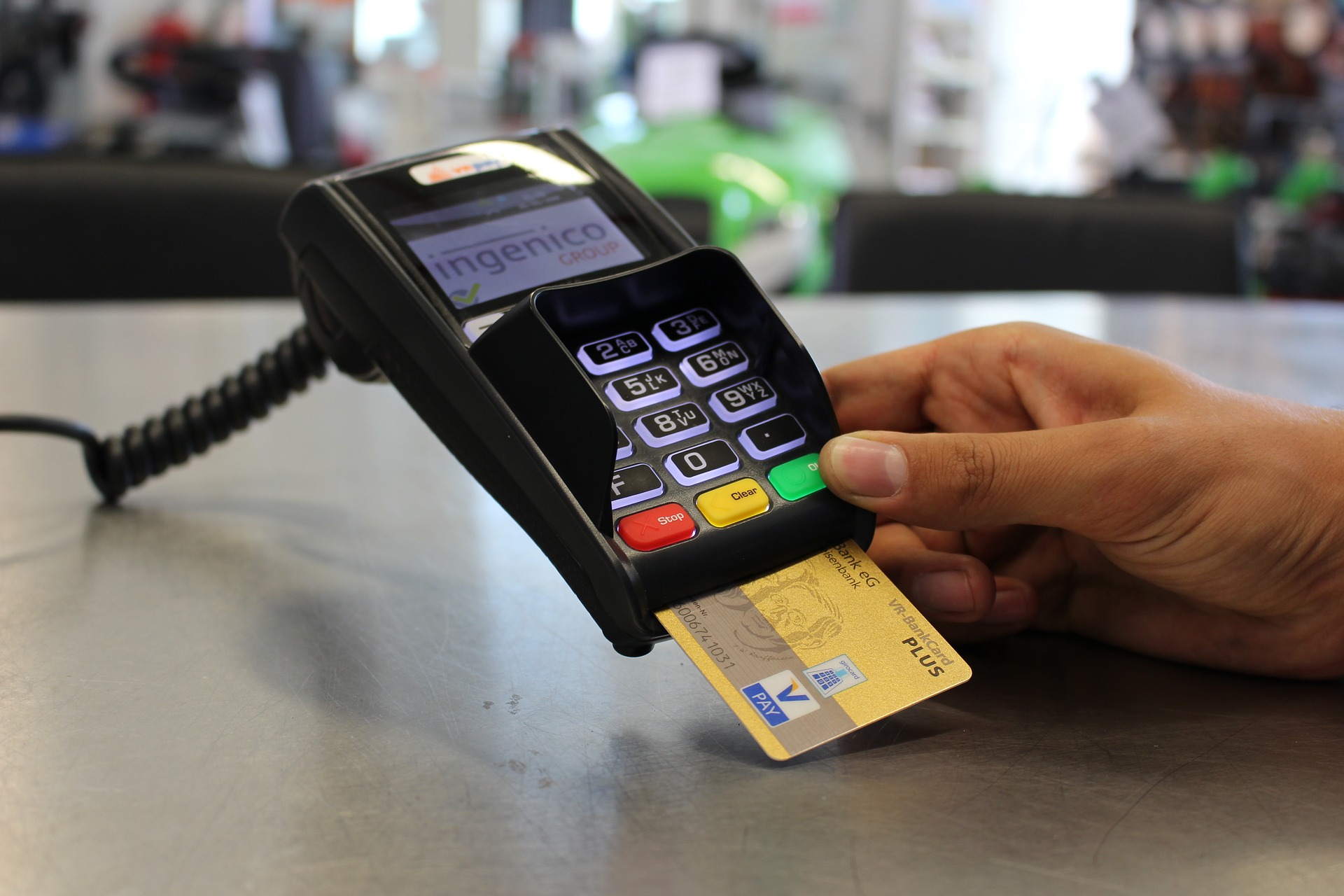 Eine Person zahlt mit Kreditkarte und Pin.