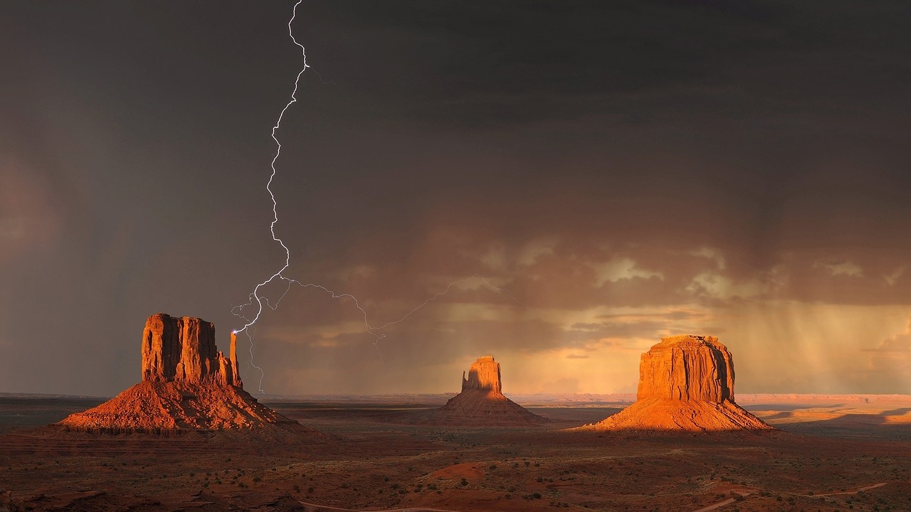 Ein Blitz schlägt in einen Felsen im Monument Valley in den USA ein. Quelle: Pixabay