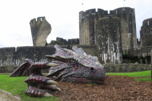Erinnert an Game of Thrones: ein Drachen liegt vor dem Caerphilly Castle in Wales 2017.
