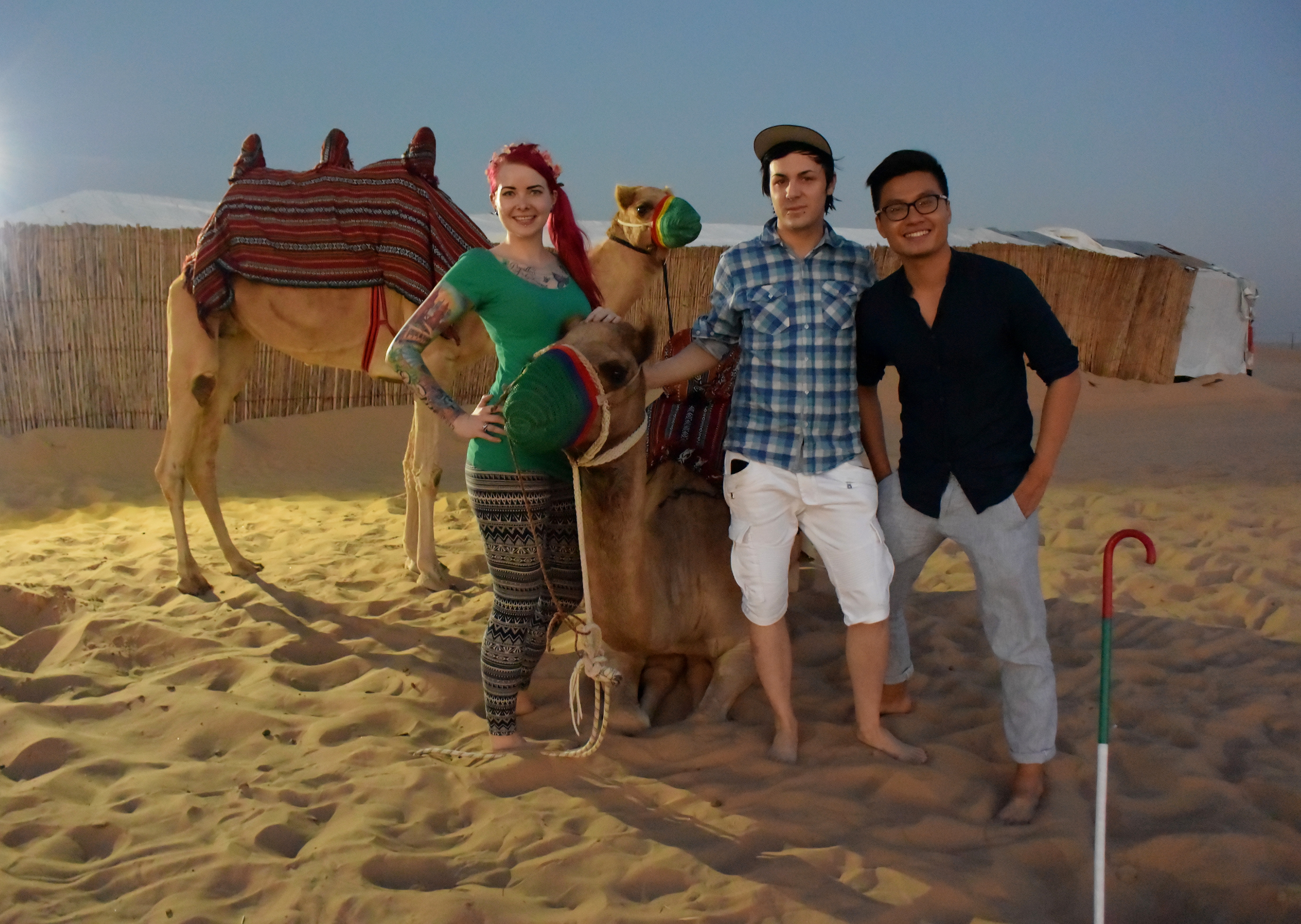 Jacqui und Denis mit Simon und zwei wunderschönen Kamelen in der Wüste Abu Dhabis, 2014.