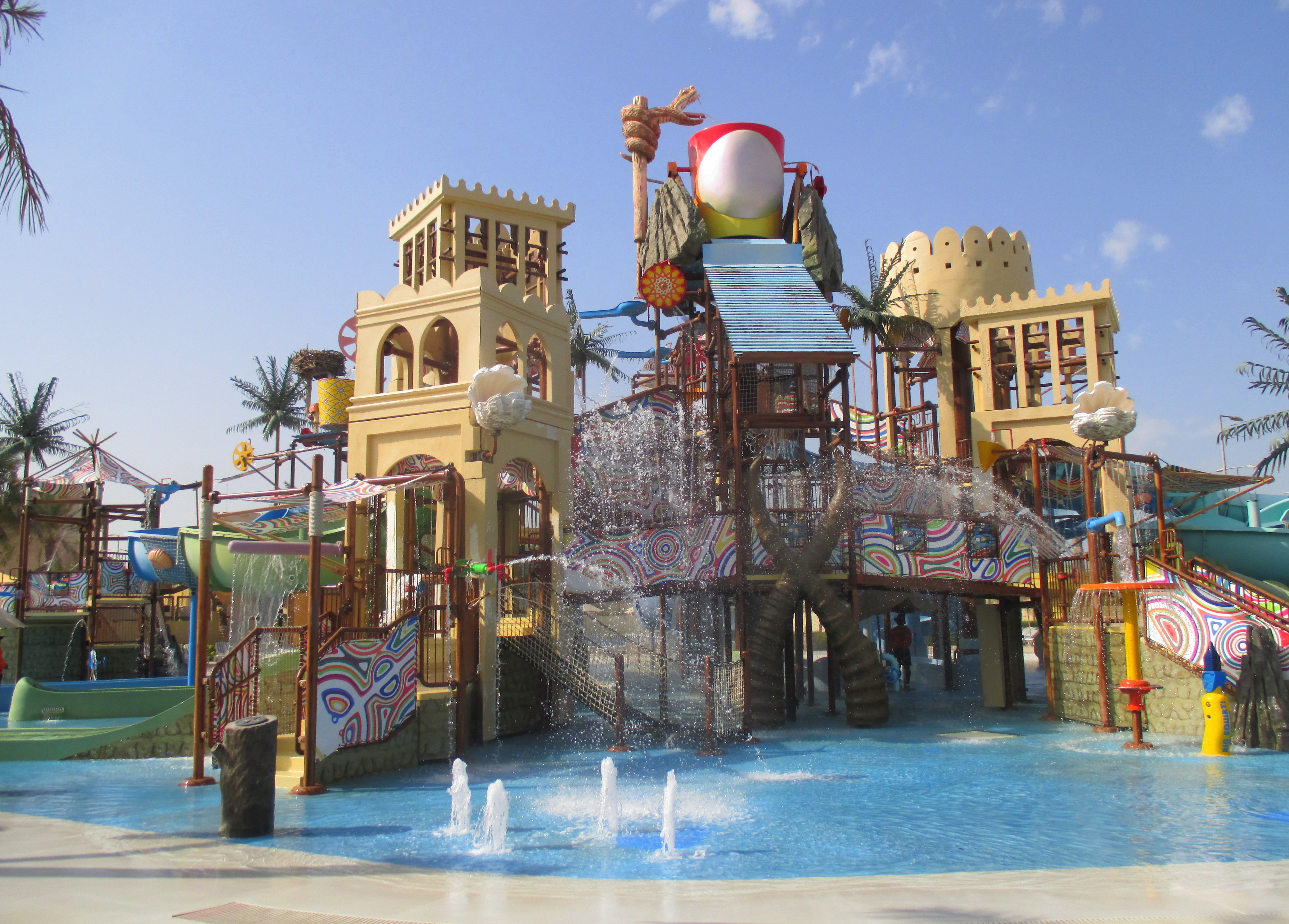Ein Wasserspielplatz im Yas Waterworld Abu Dhabi 2014.