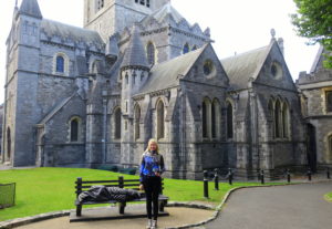Jacqui besichtigt die Christchurch Kathedrale in Dublin, Irland, 2017.