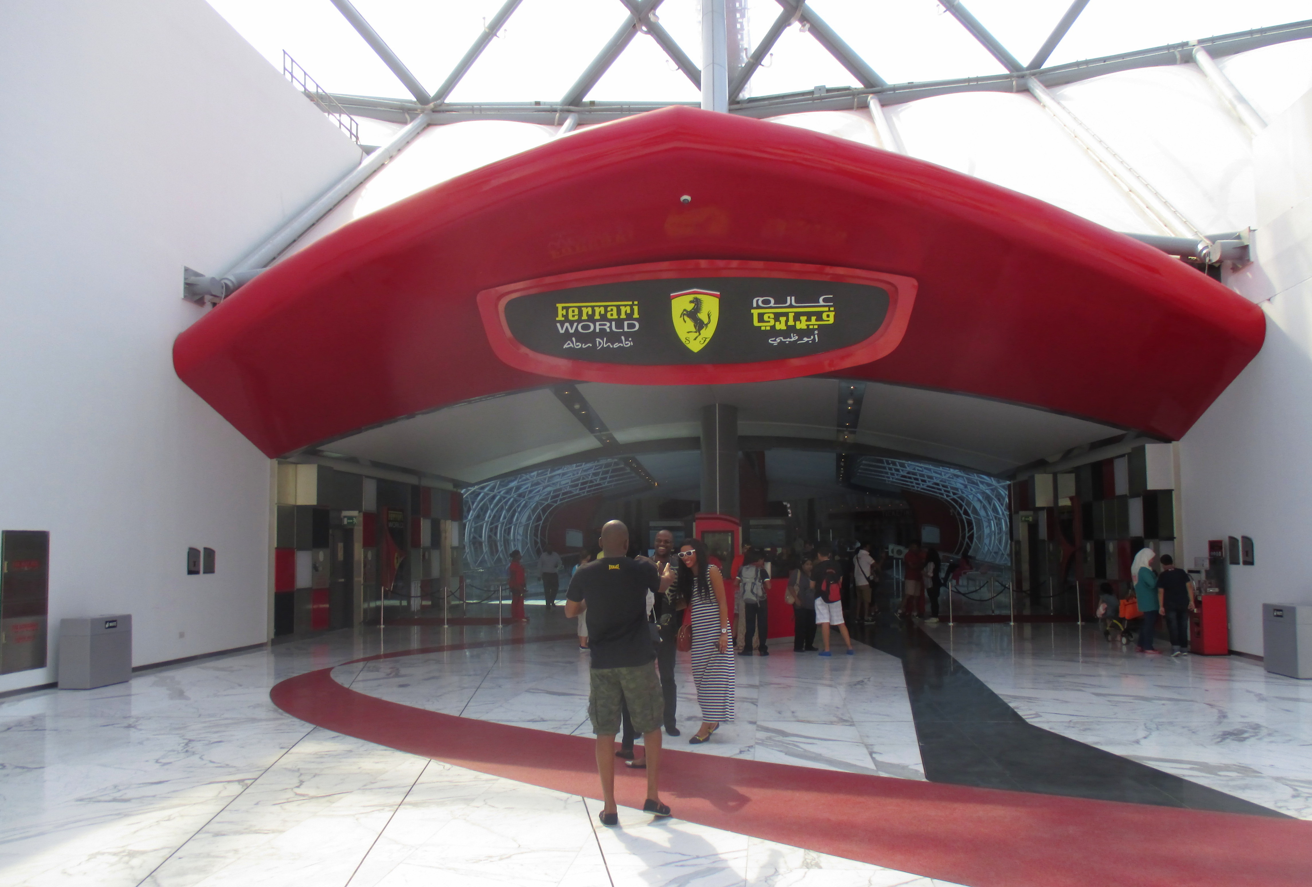 Der Eingang zum Ferrari World Park in Abu Dhabi 2014.