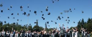 Glückliche Absolventen feuern ihre Hüte in die Luft. Quelle: Pixabay