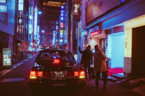 Zwei Männer kommen in Japan an und suchen nach einem Ort. Quelle: Pixabay