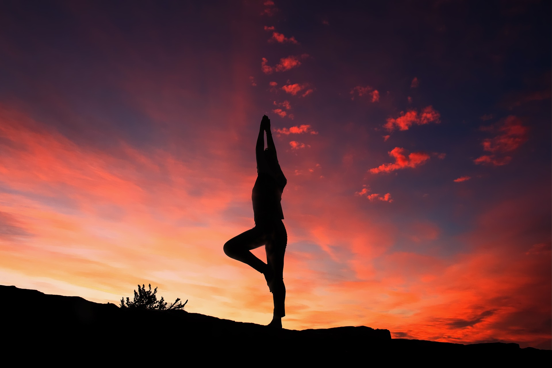 Eine Person macht Yoga im Abendrot. Quelle: Pixabay