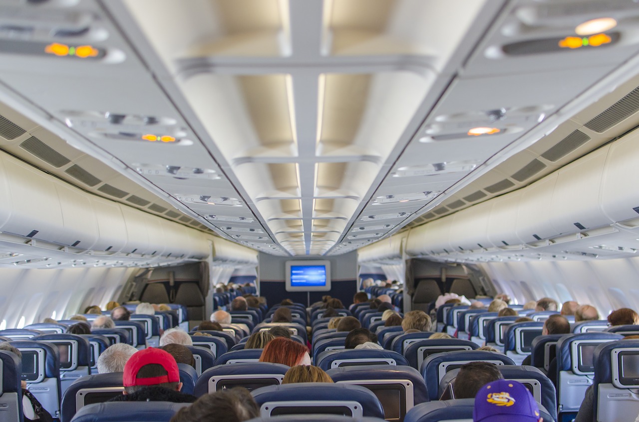 Sitzreihen im Flugzeug auf einem Langstreckenflug. Bildquelle: Pixabay