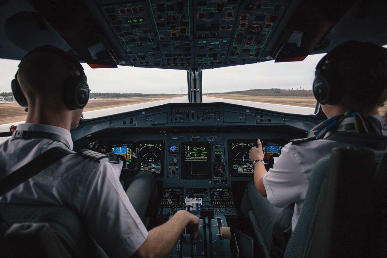 Zwei Piloten im Cockpit eines Flugzeuges. Bildquelle: Pixabay