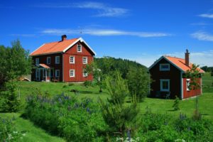 Klassisch rote Häuser in Schweden. Bildquelle: Pixabay