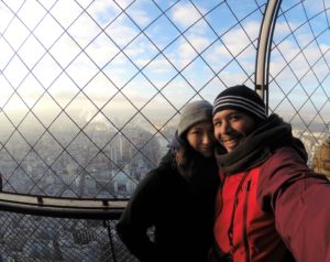 Katrin und ihr Mann auf dem Eiffelturm in Paris 2017. Foto: Katrin Schrimpf