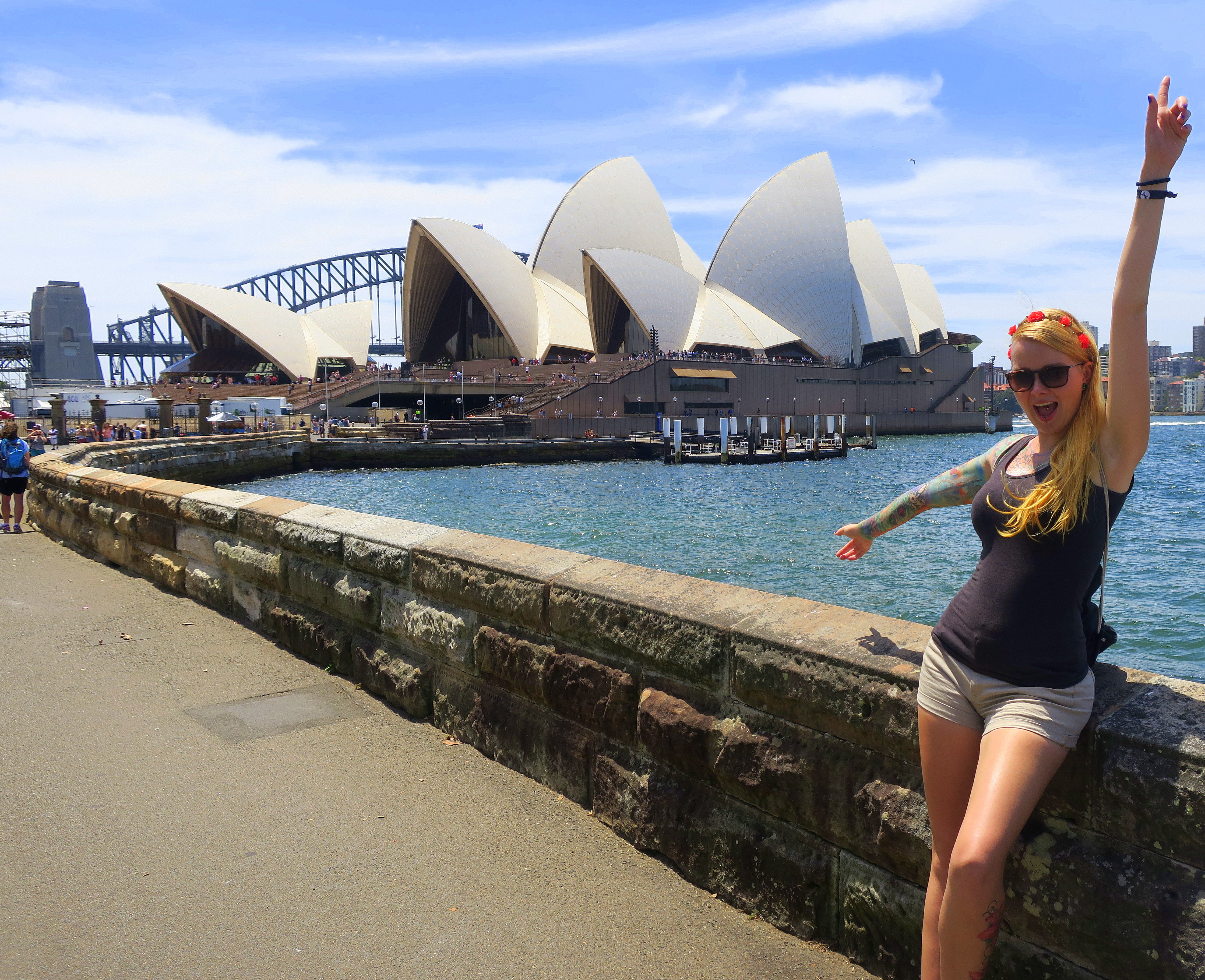Jacqui vor der Oper in Sydney im australischen Sommer 2017.