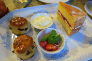 Typisch englischer Afternoon-Tea mit Scones und Victoria Spongecake in Windsor.