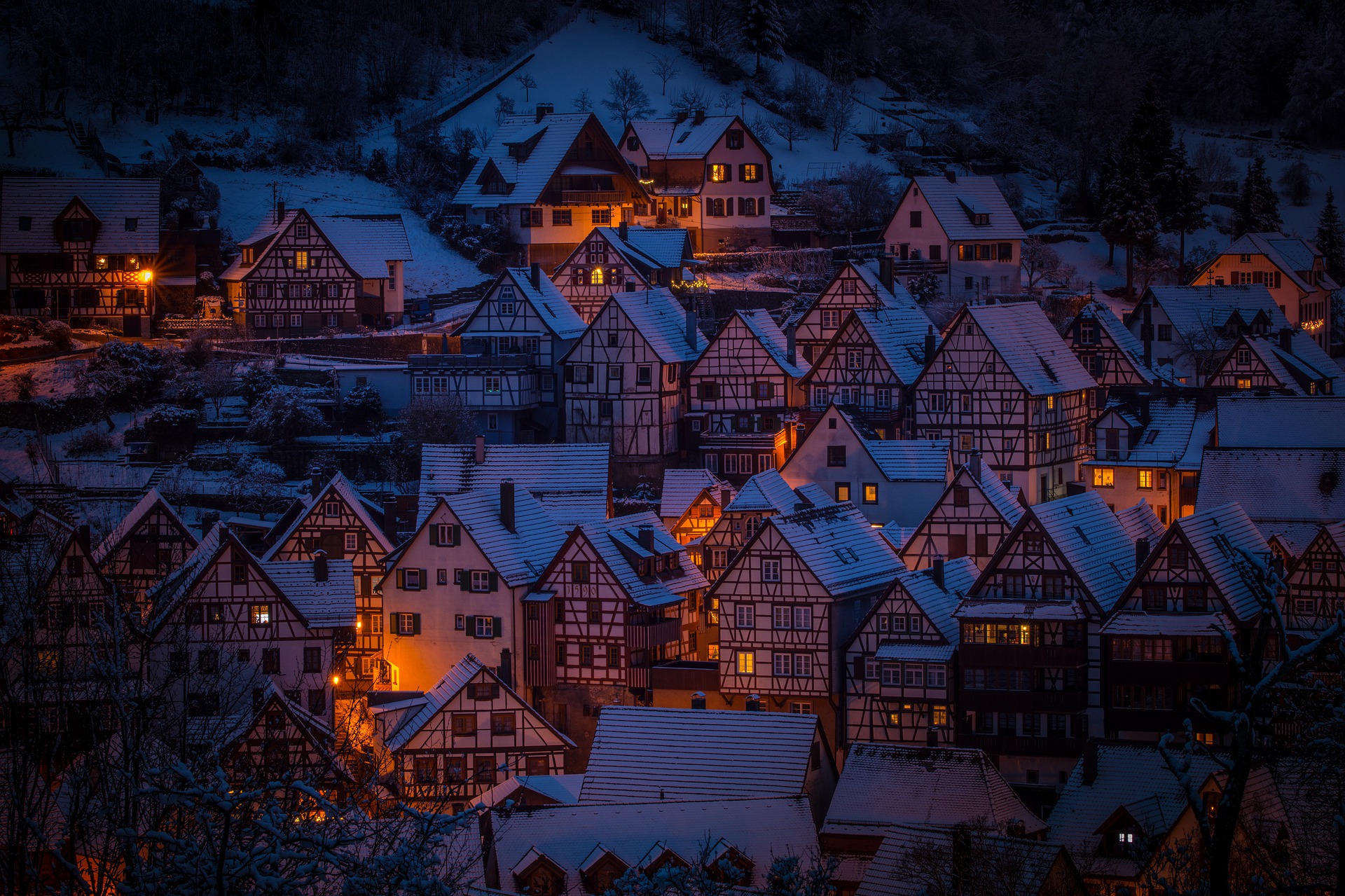 Ein schneebedecktes Dorf am Abend. Bildquelle: Pixabay