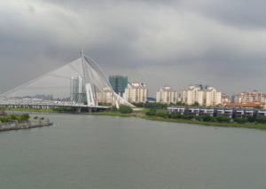 Die moderne Brücke von Putrajaya, Malaysia 2016.
