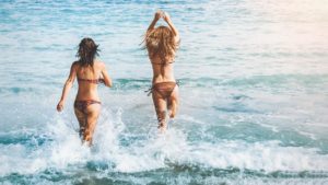 Frauen rennen ins Meer, Quelle: Pixabay.