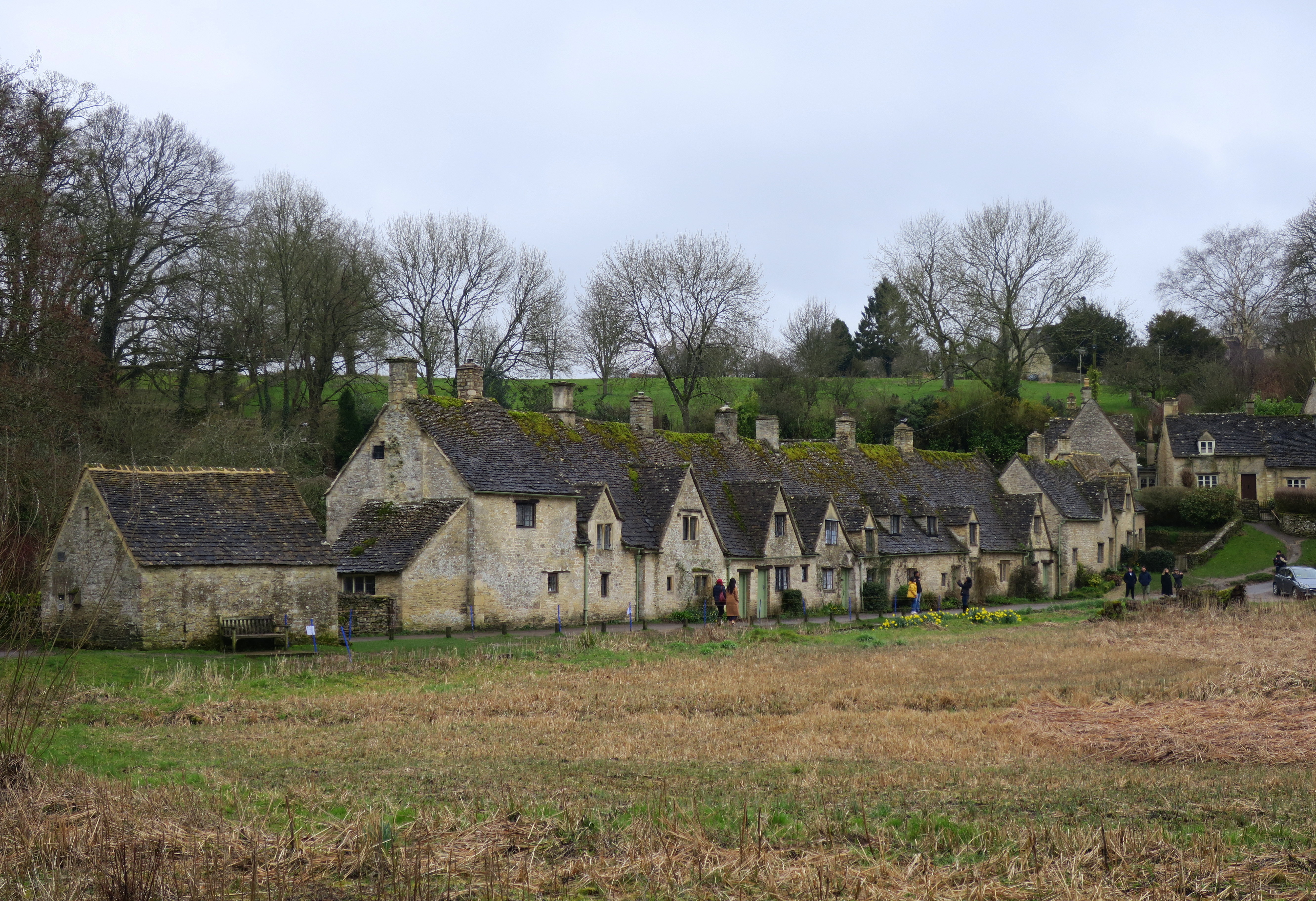 Ein Dorf in den malerischen Cotswolds in Großbritannien, 2018.