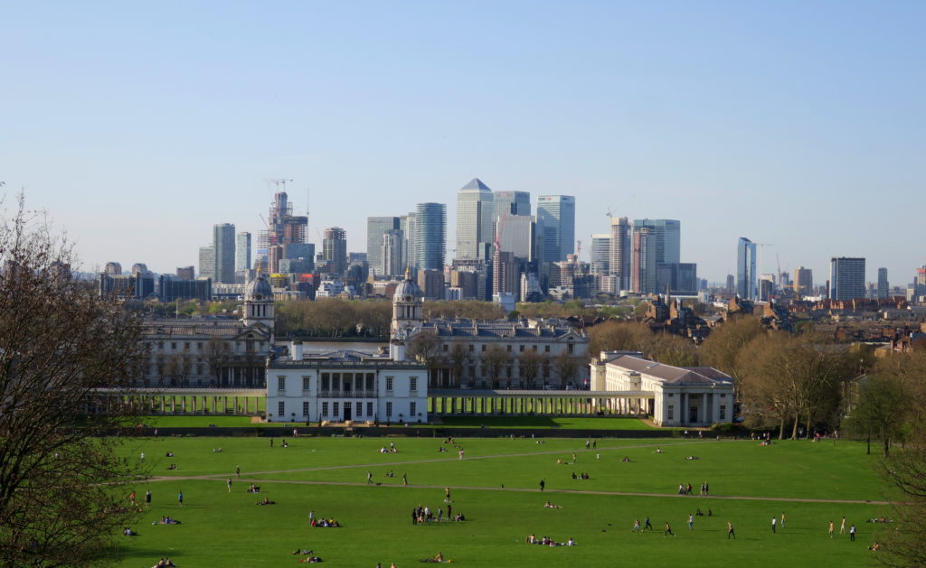 Die Londoner Skyline vom Greenwich Park aus gesehen, Großbritannien 2018.