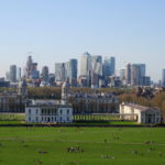 Die Londoner Skyline vom Greenwich Park aus gesehen, Großbritannien 2018.