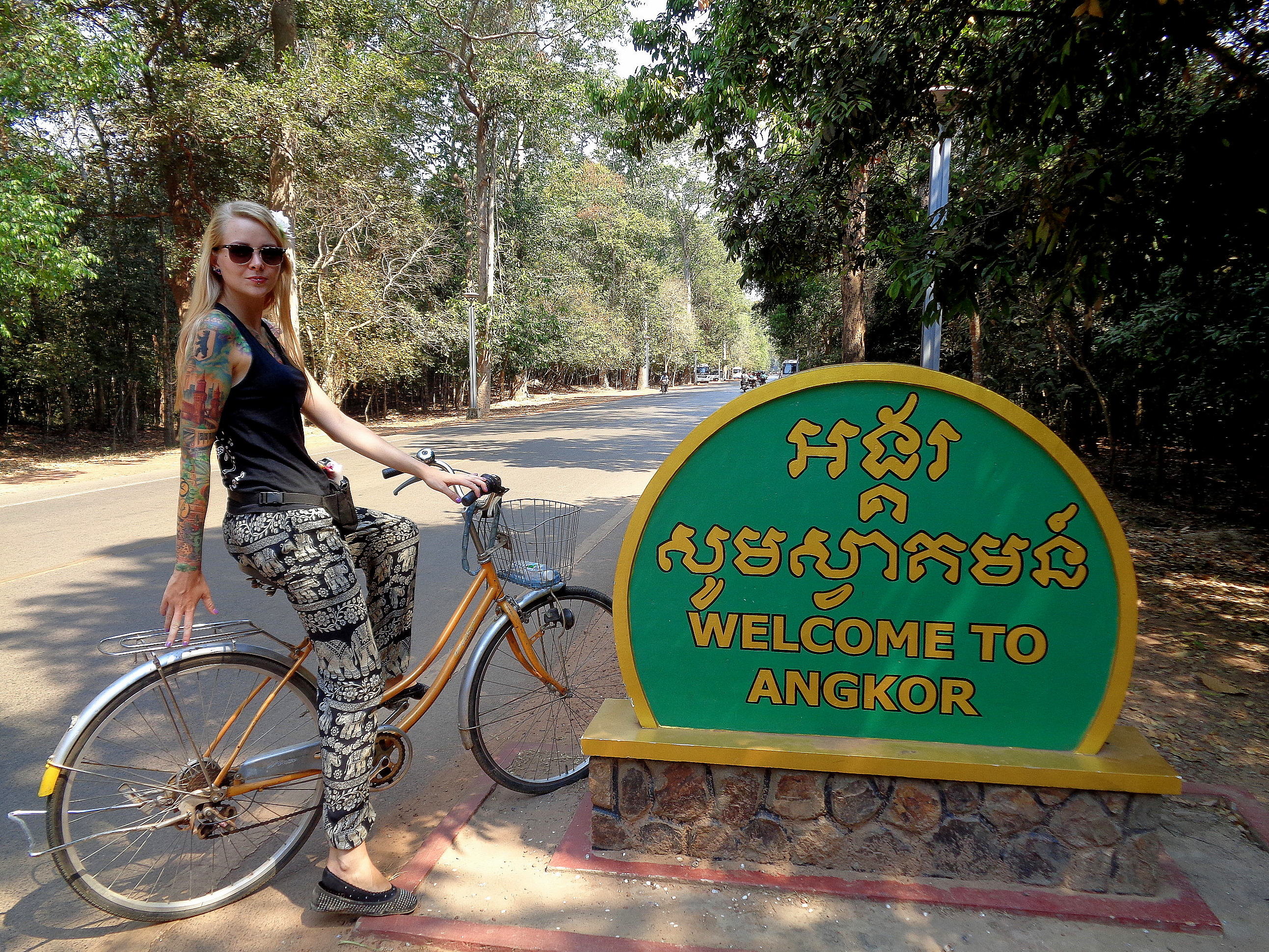 Jacqui auf einem Fahrrad im Gebiet von Angkor Wat in Kambodscha, 2016.