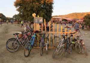 Eine Parkstation für Fahrräder auf dem Boom Festival in Portugal, 2018.