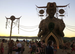 Die "Mutter Erde" Figur von Daniel Popper auf dem Boom Festival in Portugal, 2018.