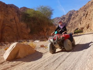 Polly beim Quadfahren in Süd-Sinai in Ägypten, 2018.