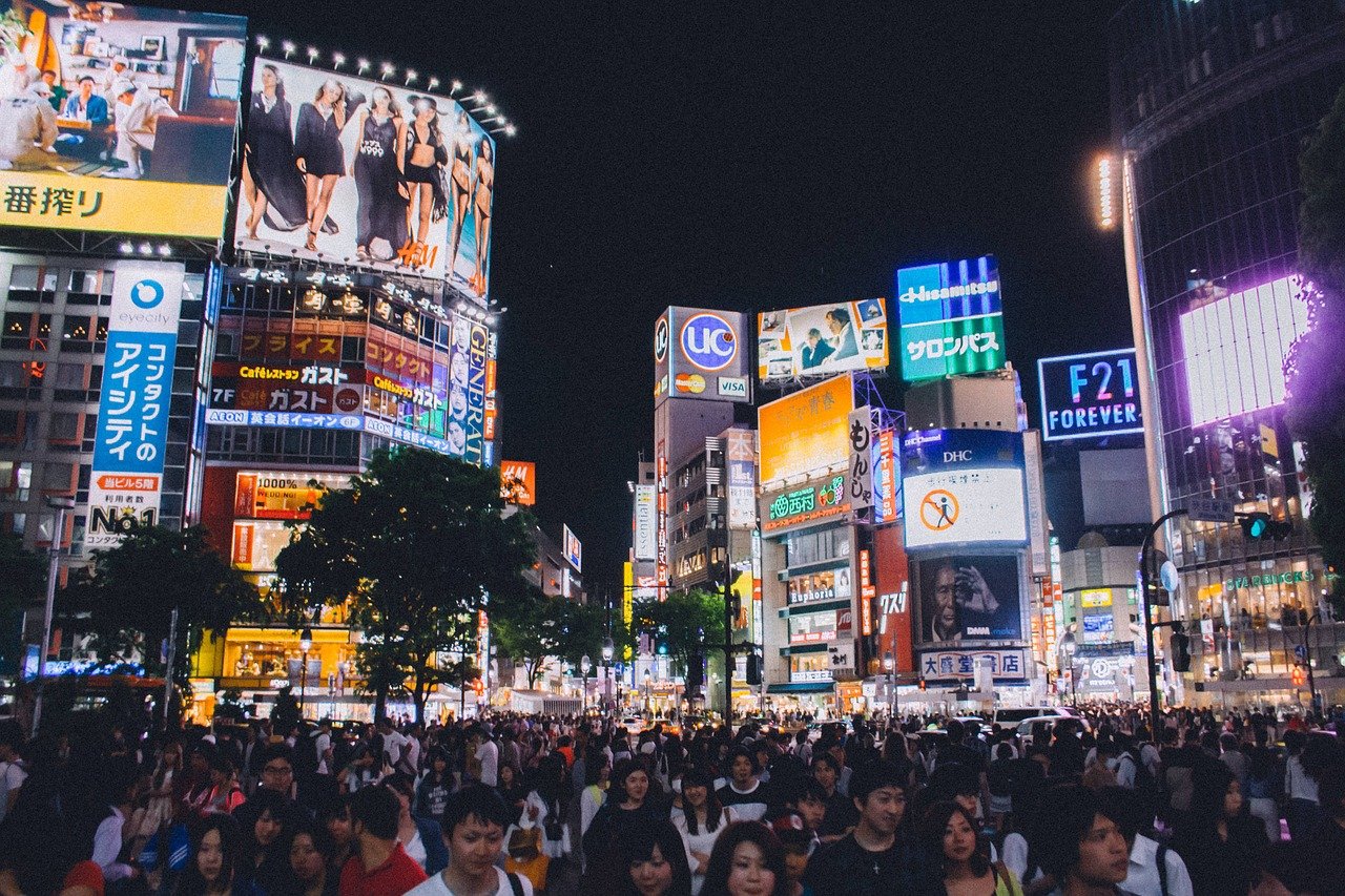Tokio's berühmteste Kreuzung Shibuya bei Nacht (Pixabay).