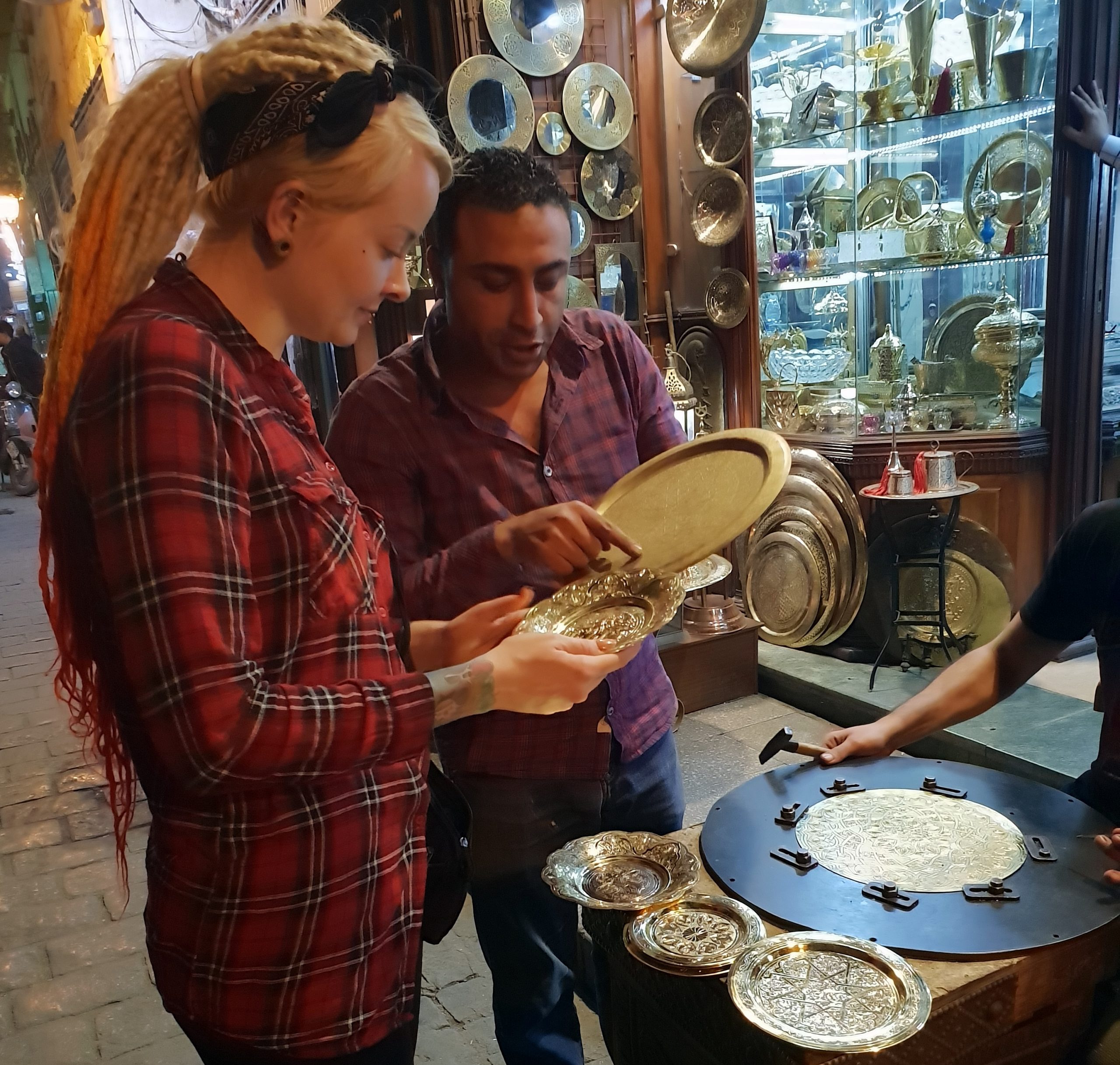 Polly und Händler auf dem Basar in Kairo (2018).