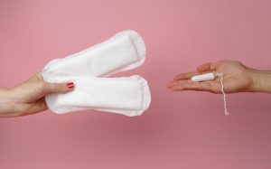 Hygieneprodukte in zwei Händen (Pixabay).