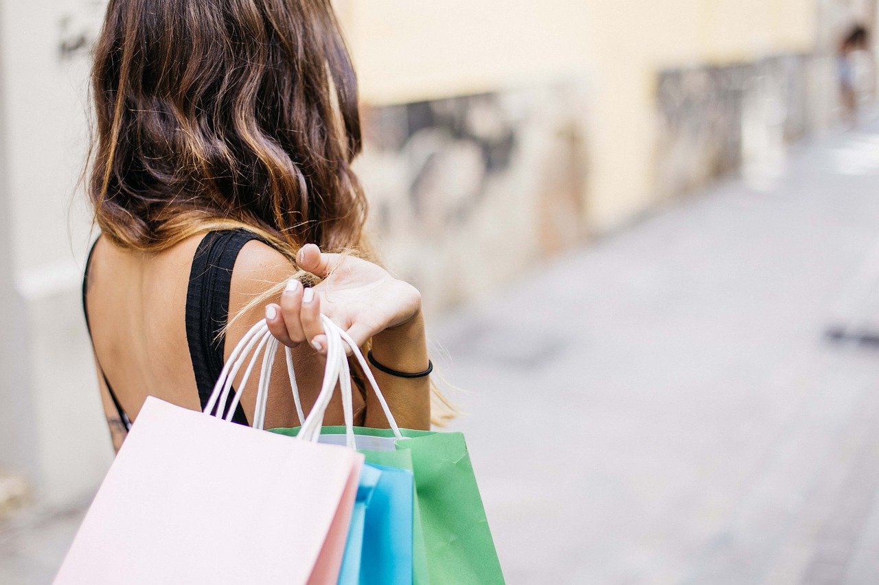 Eine Frau mit Shoppingbags (Pixabay).