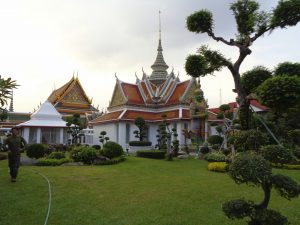 Ein Tempelgarten in Bangkok (2015).