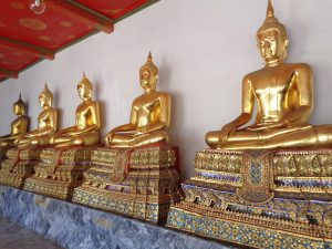 Goldene Buddha in einem Tempel in Bangkok (2015)