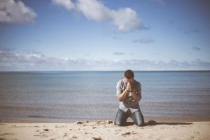Mann betet am Strand (Pixabay).