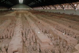 Blick auf die größte Grube der Terrakotta-Armee in Xi'An, China (2016).