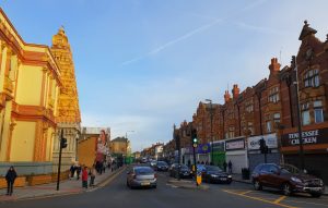Ein Hindu-Tempel neben britischen Häusern in East London, 2018.